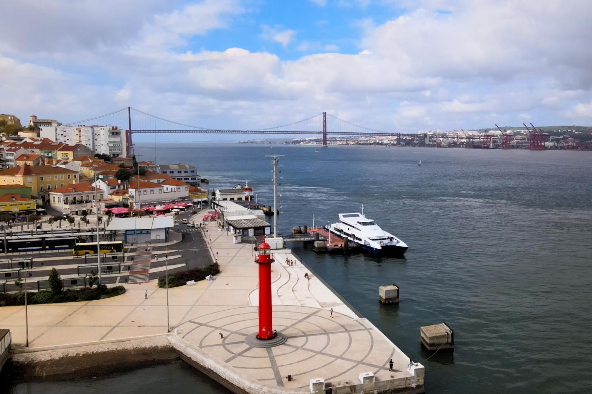 Cacilhas Riverview! Almada Buitenkant foto